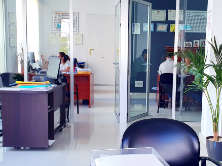 grupo trabajadores negocios sonriendo felices confiados trabajando juntos sonrisa cara aplaudiendo ellos oficina 3